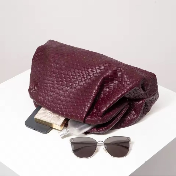 Elegant Woven Leather Clutch - Burgundy - Picture 4 of 4